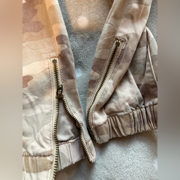 American Eagle Camo Cargo Style Pants - Picture 4 of 6